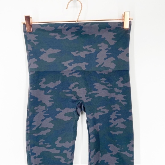 SPANX Look At Me Now Sage Camo Cropped Shaping Leggings Black Camo XL - Picture 4 of 8